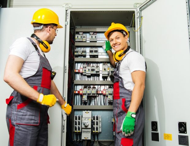 Installation et remplacement du câblage dans la salle: comment trouver un professionnel